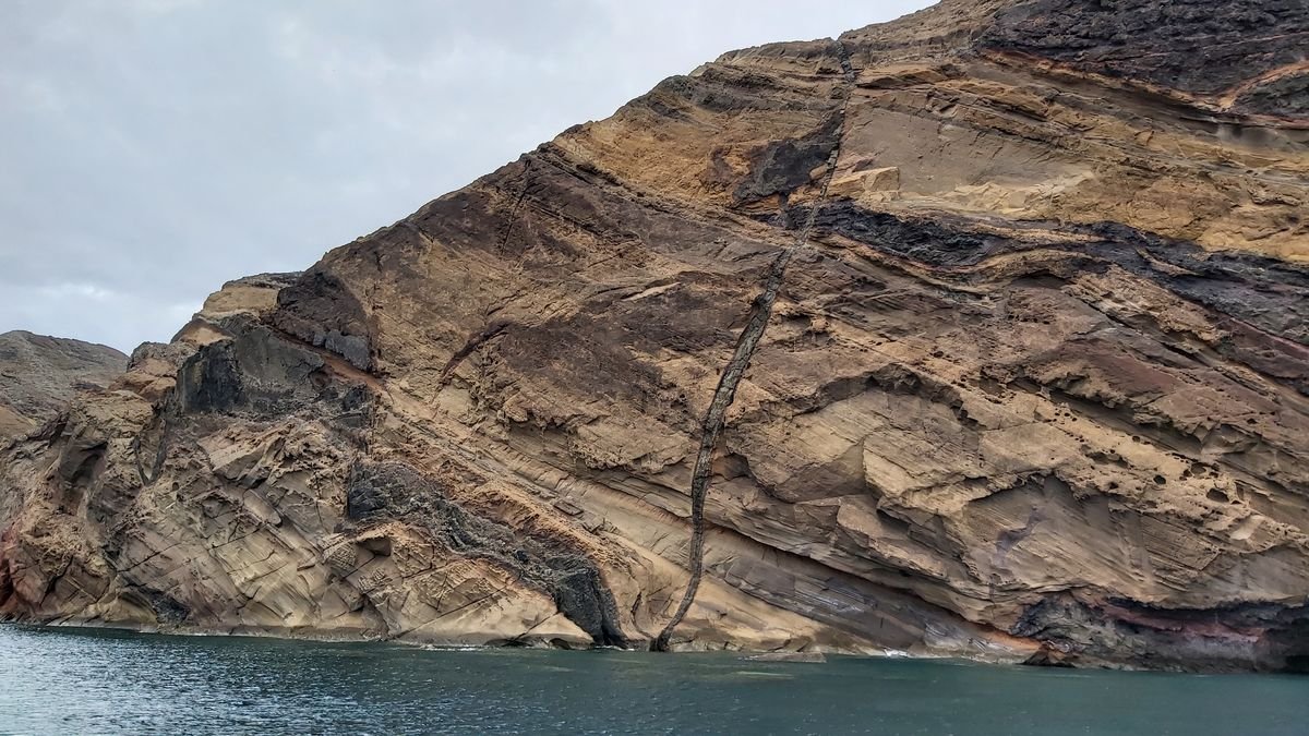 Falésias e grutas vistas do barco